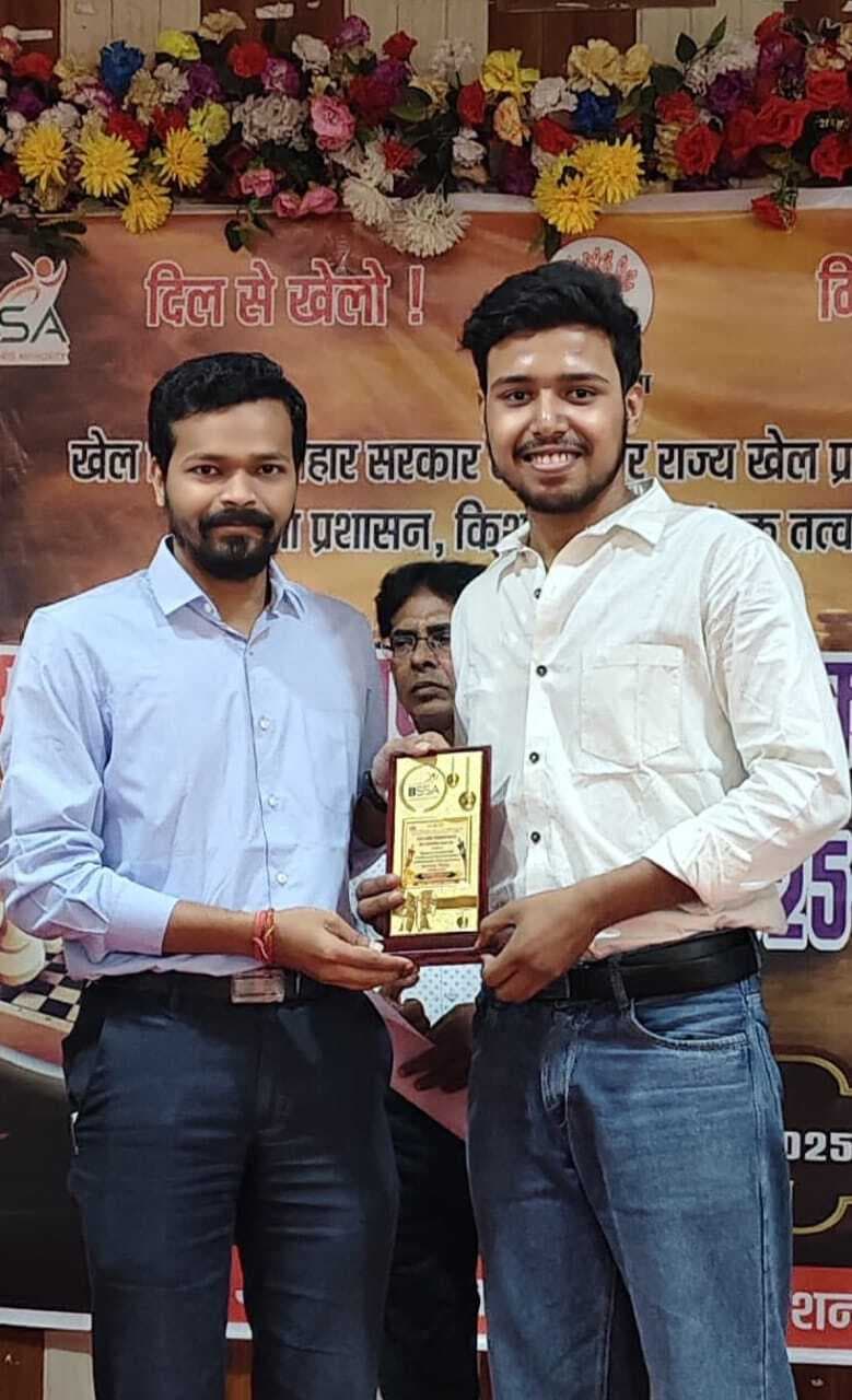 किशनगंज में केशव कुमार यशवंत हुए डीएम से सम्मानित