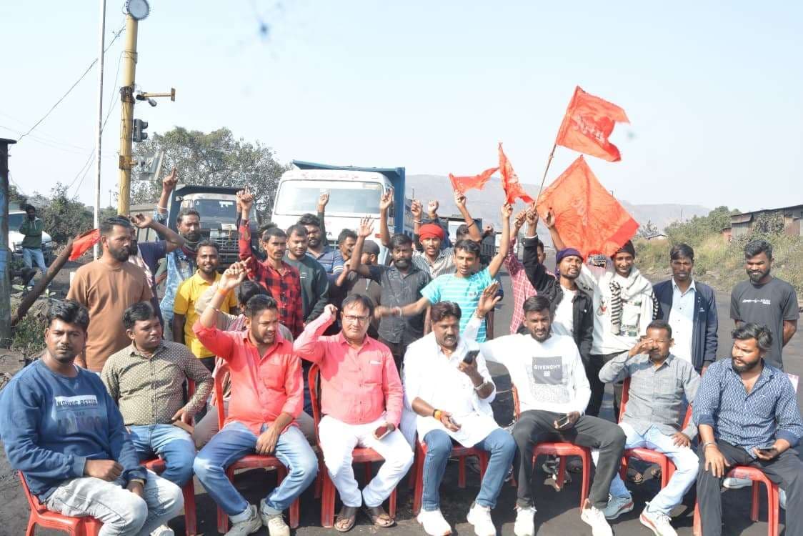 Dhanbad News : मांगों को लेकर यूकोवयू ने ऐना कंपनी का काम बंद कर किया प्रदर्शन