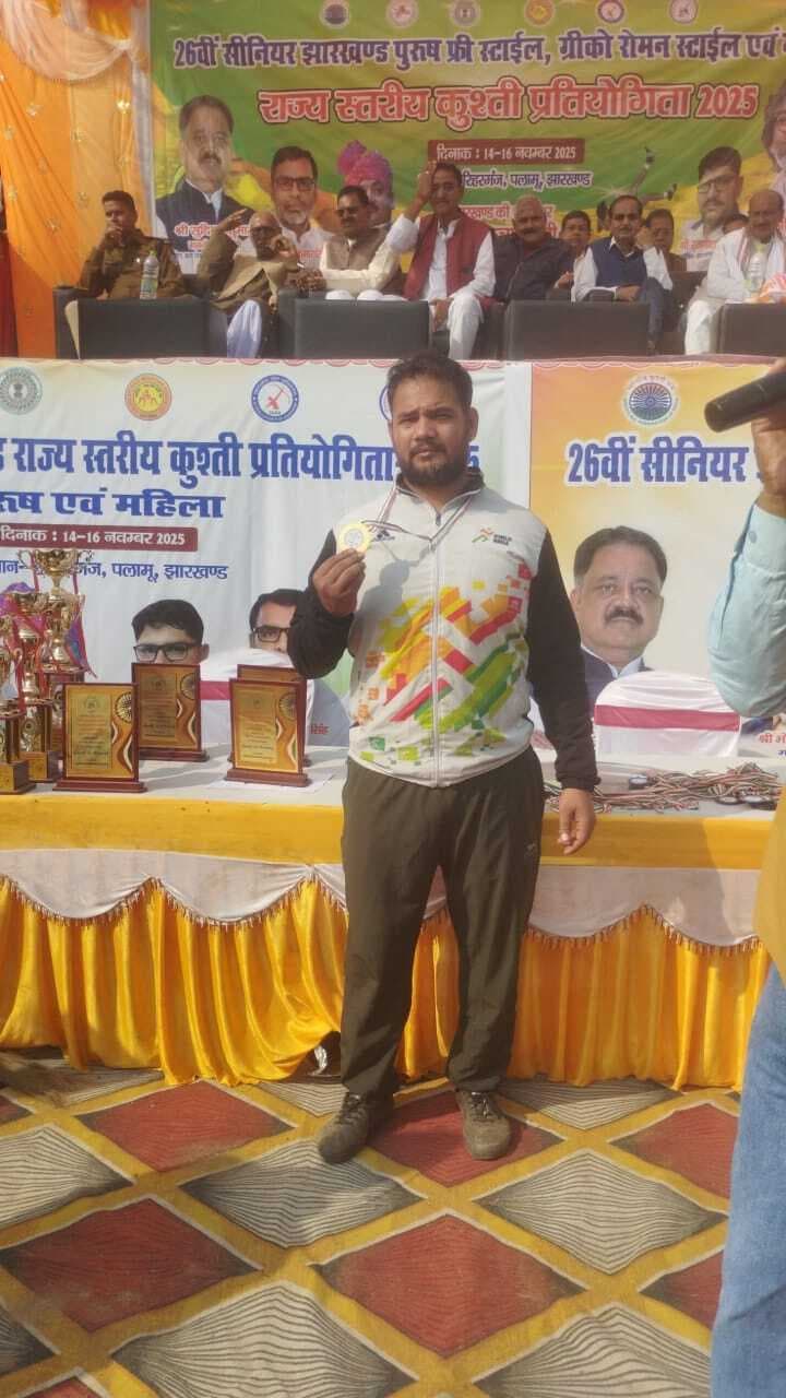 Chaibasa News : कुश्ती में मनोहरपुर के प्रकाश ने जीता गोल्ड