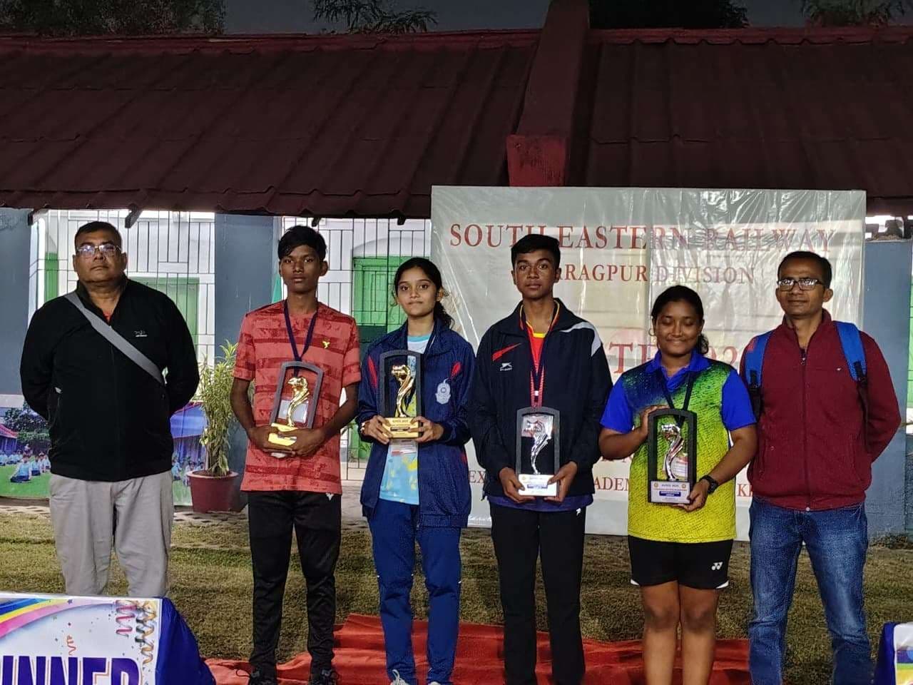 Chaibasa News : रेलवे स्कूल के विद्यार्थियों को बैडमिंटन में 4 ट्रॉफी मिली