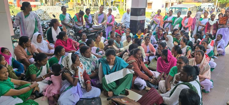 Chaibasa News : मानदेय व इंसेंटिव में देरी से नाराज,  अस्पताल गेट पर बैठ जताया विरोध