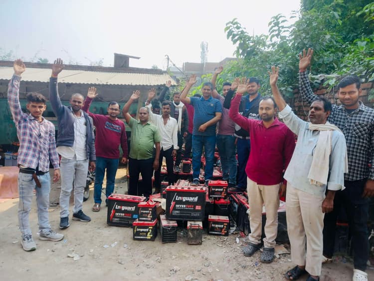 बथुआ बाजार में इनवर्टर-बैटरी सर्विस को लेकर हुआ विवाद, नाराज दिखे ग्राहक
