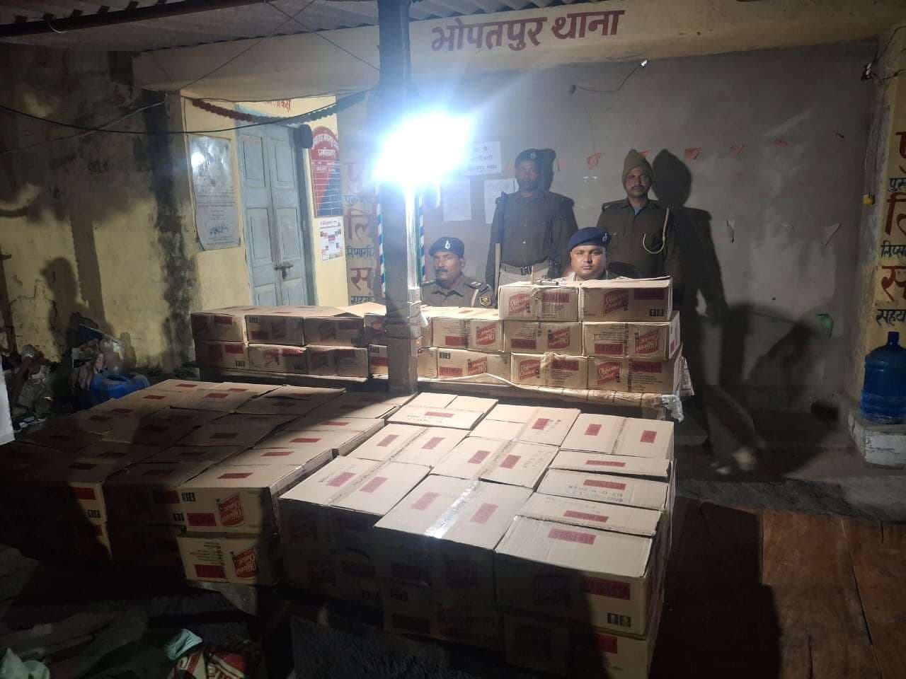 Motihari: पिकअप से 501 लीटर अंग्रेजी शराब व लोडेड कट्टा बरामद, तस्कर फरार