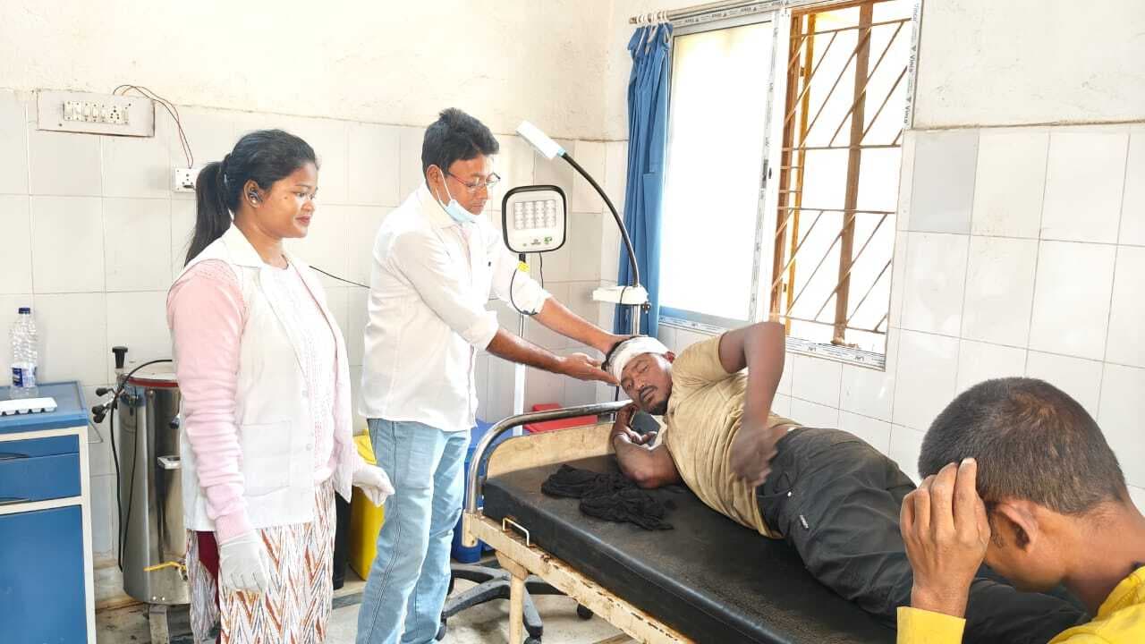 मजदूर ने हाइवा चालक को ईंट से मारकर किया घायल