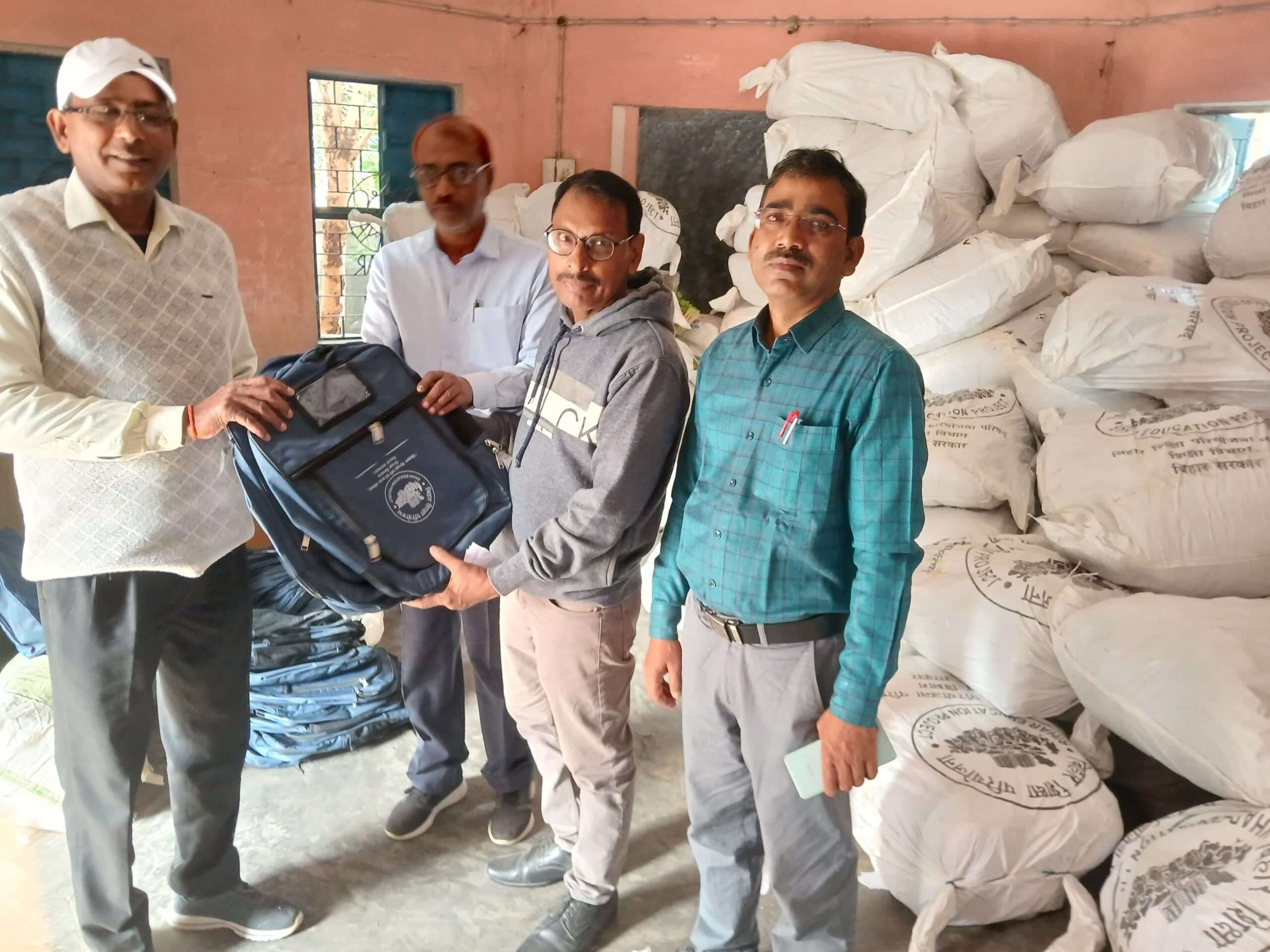 छात्रों के बीच पाठ्य सामग्री हुई वितरित