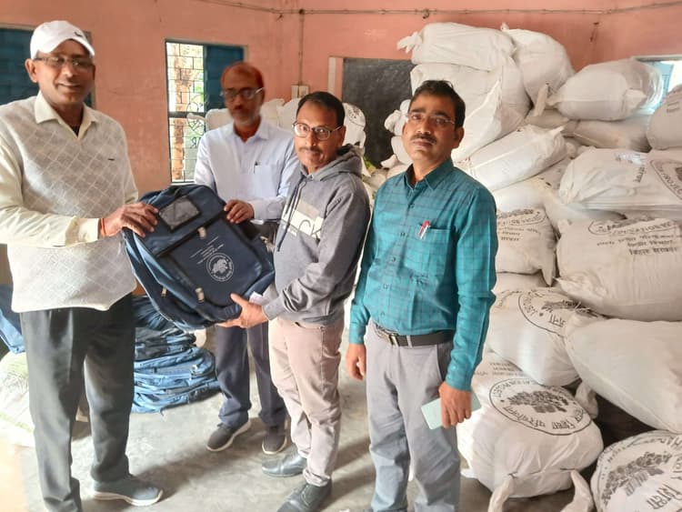 छात्रों के बीच पाठ्य सामग्री हुई वितरित