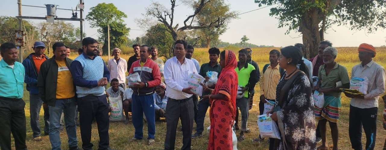 किसानों के बीच बीज का वितरण