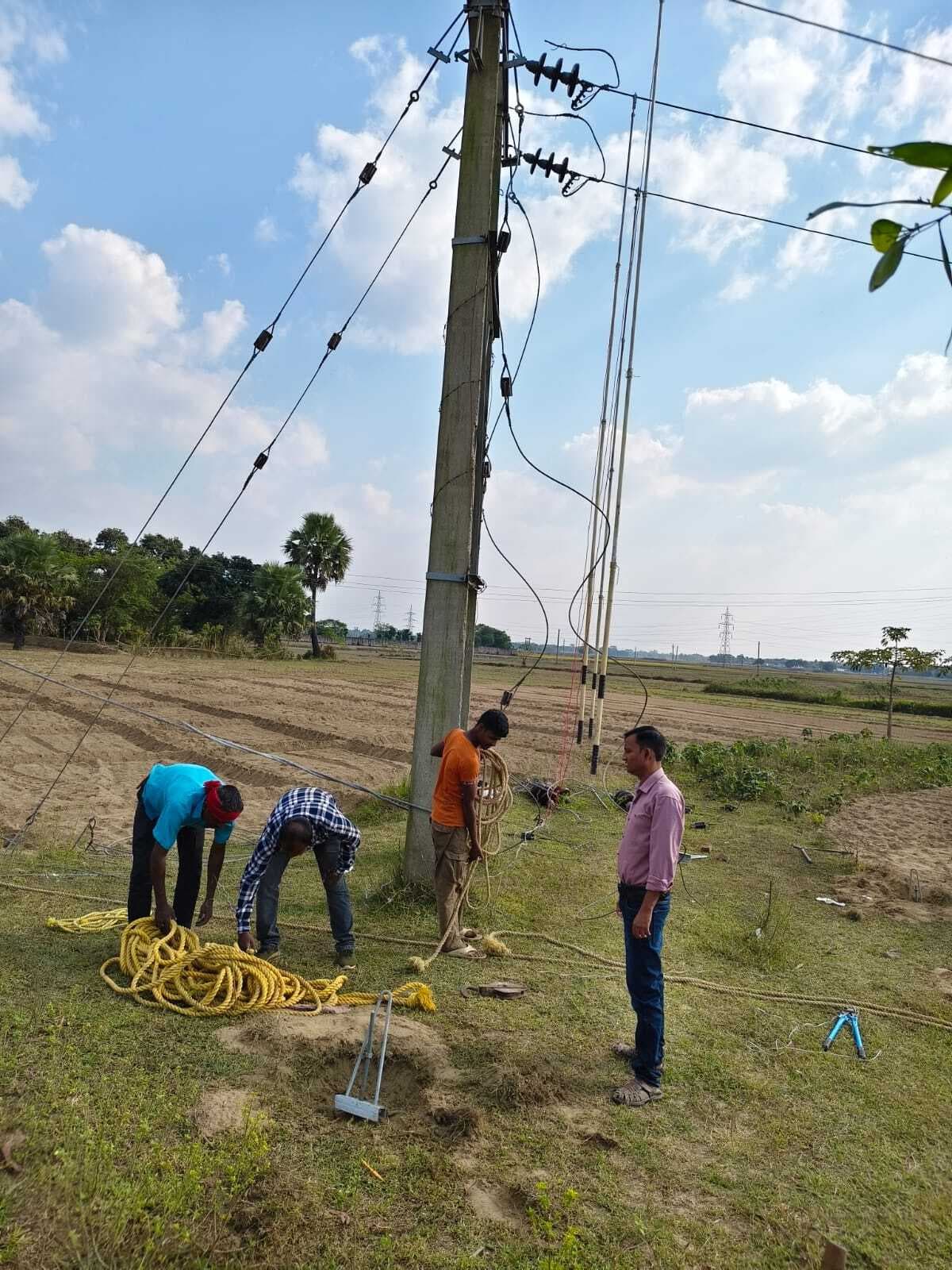 निर्बाध विद्युत आपूर्ति को लेकर सत्तरकटैया व नवहट्टा में 33 हजार का तार बदलने का कार्य शुरू