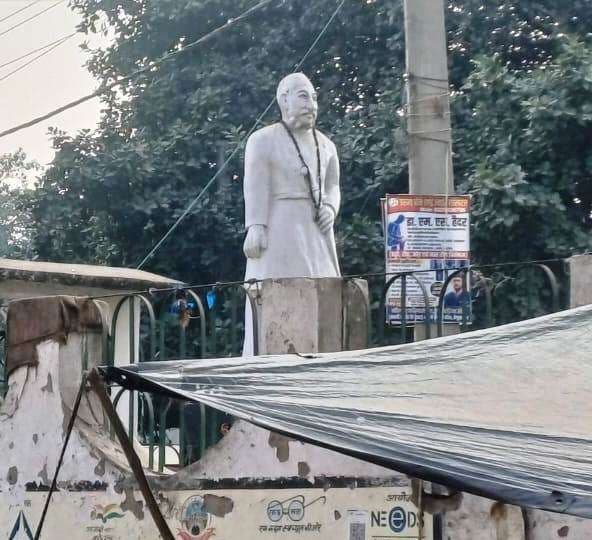 योग नगरी में उपेक्षित है महापुरुष व शहीदों की प्रतिमा, जमी पड़ी है धूल की परत