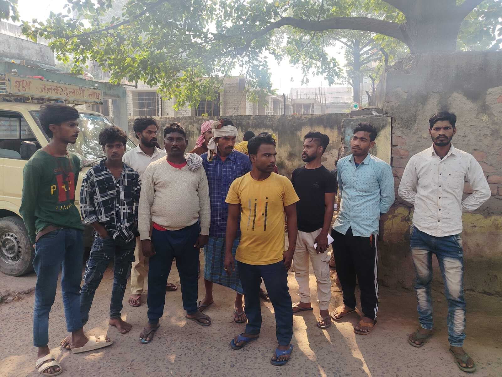 hajipur news. ट्रक की टक्कर से सड़क पार कर रही महिला की मौत, बेटी जख्मी