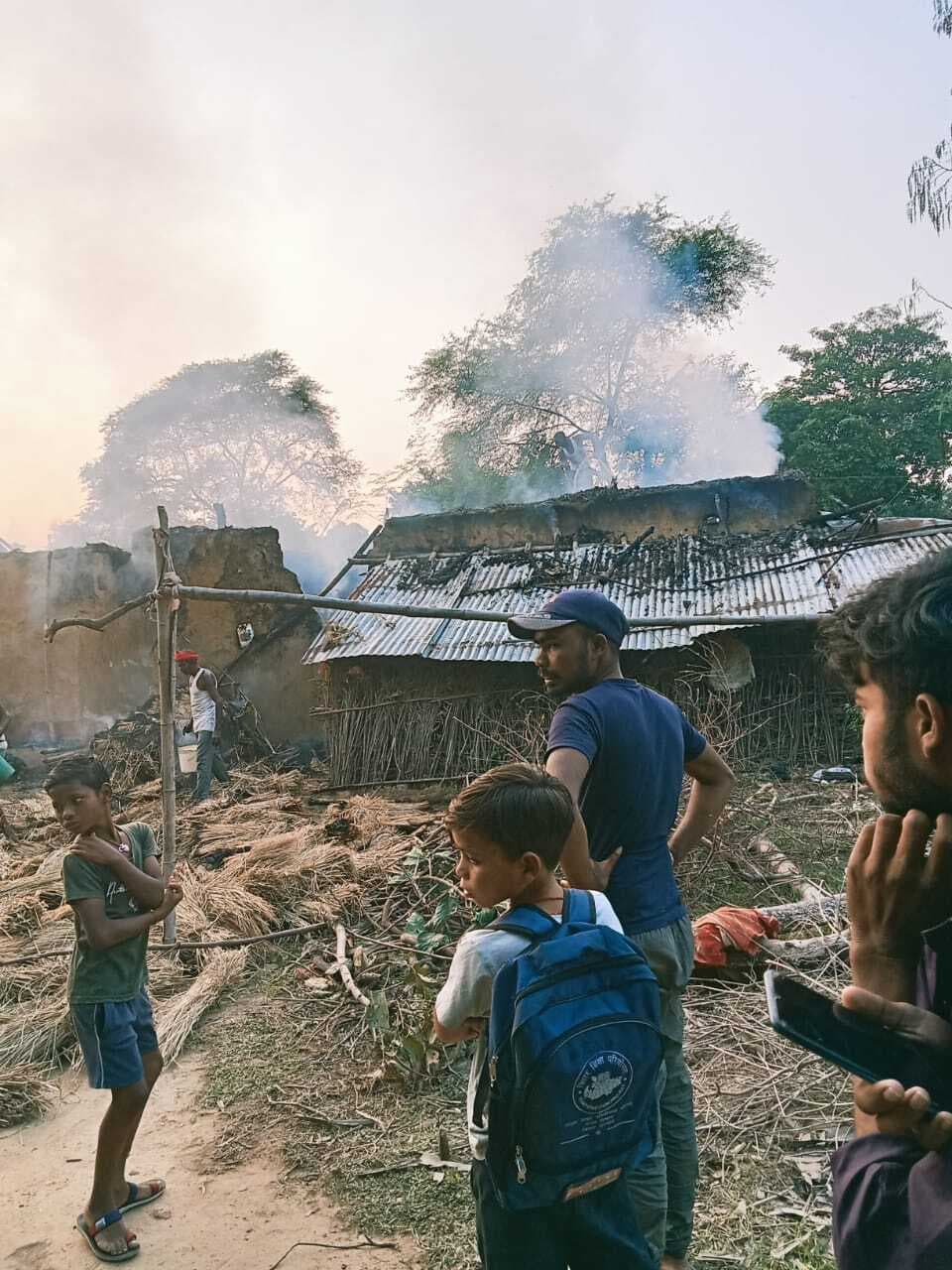 कुरावा गांव में आग लगने से दो घर जलकर राख