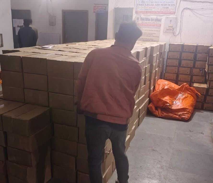 hajipur news. कंटेनर में छिपाकर लायी गयी 507 कार्टन विदेशी शराब बरामद, दो गिरफ्तार