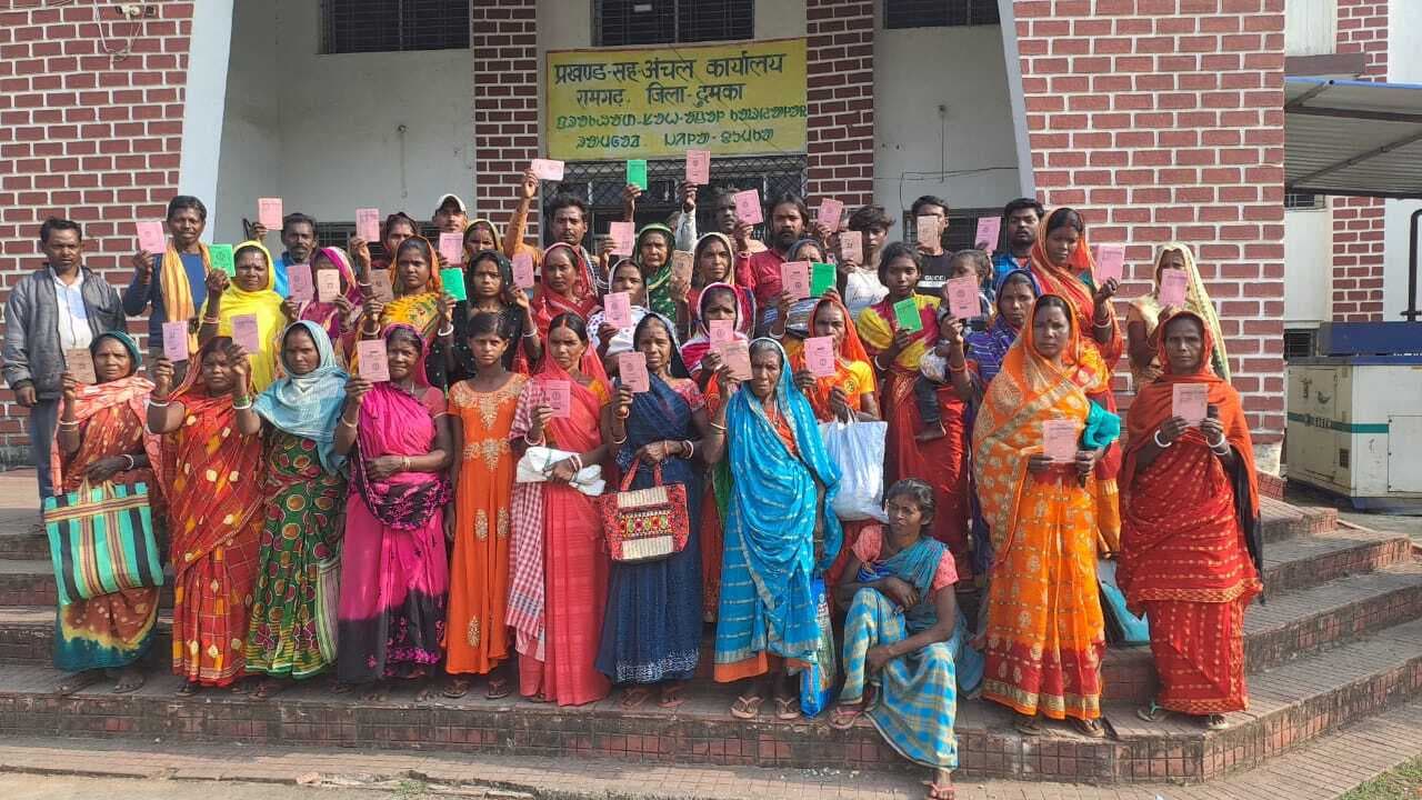 पीपरा के ग्रामीणों ने बीडीओ से की डीलर की शिकायत