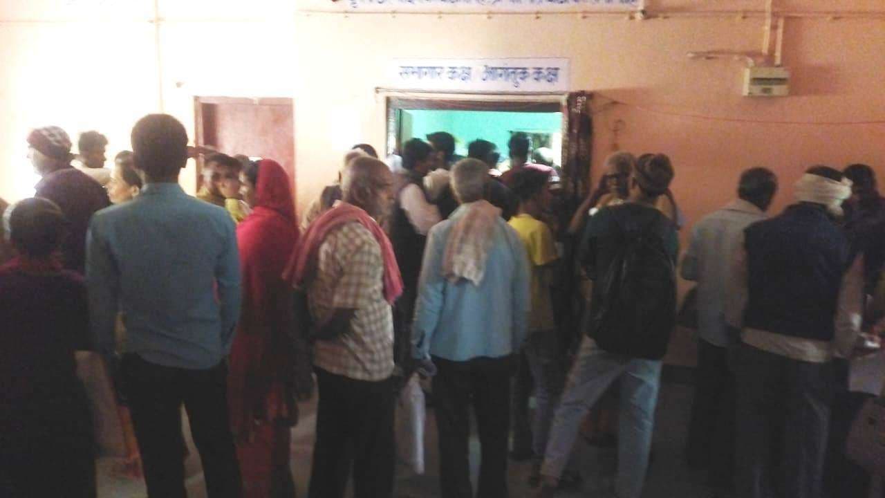 रोस्टर व्यवस्था समाप्त होने के बाद बीज लेने के लिए किसानों की उमड़ी भीड़