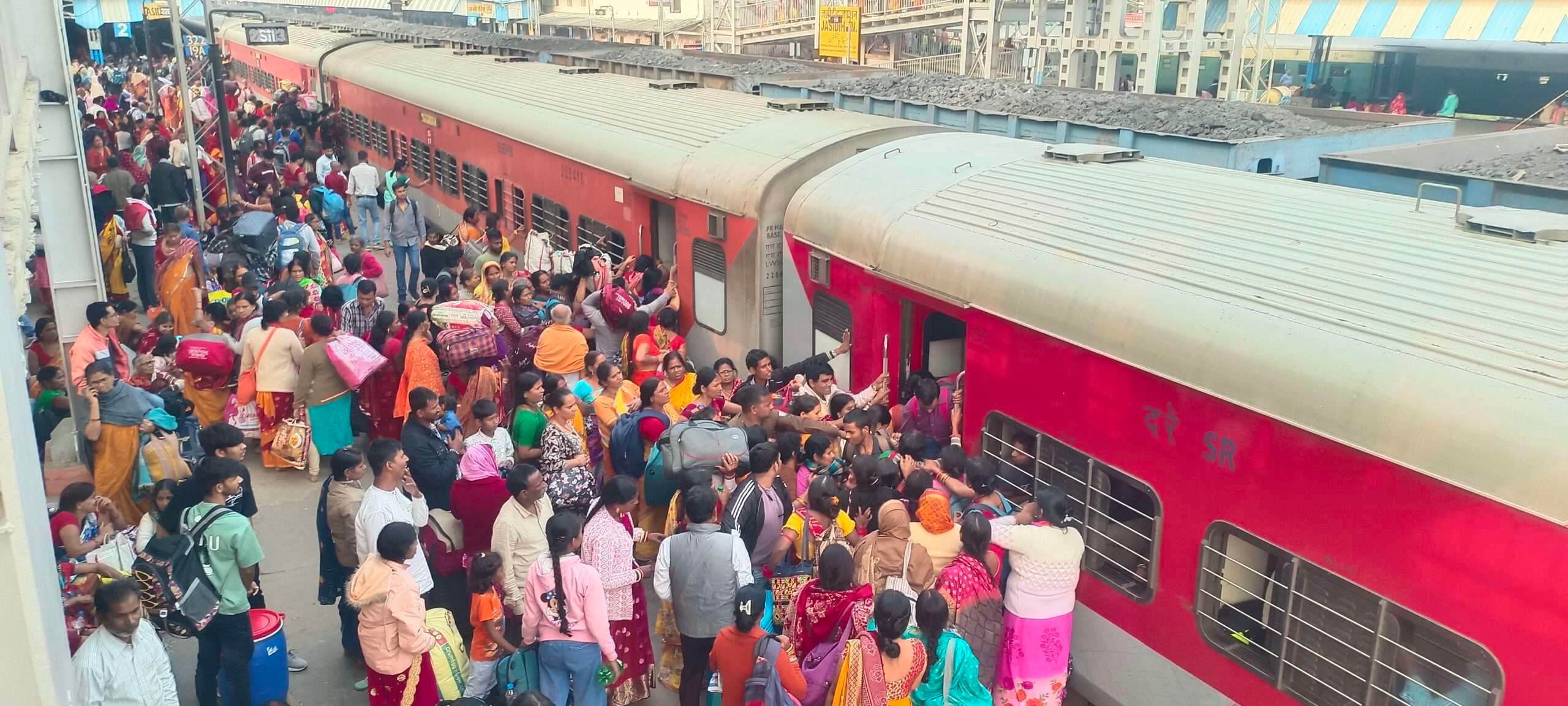 Deoghar News : कथा के समापन के बाद जसीडीह स्टेशन में खचाखच भीड़, प्लेटफॉर्म पर की गयी बैरिकेडिंग