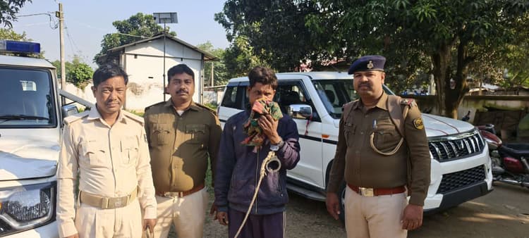 नशे में हंगामा कर रहे बेटे के विरुद्ध मां ने थाना में दिया आवेदन, पुत्र गिरफ्तार