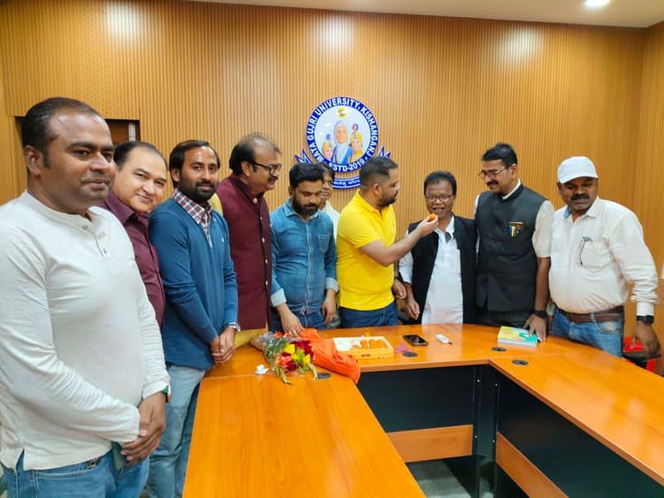 डा दिलीप जायसवाल को मंत्री बनाये जाने से जिले में उत्सव का माहौल, भाजपा कार्यकर्ताओं ने जमकर मनाया जश्न