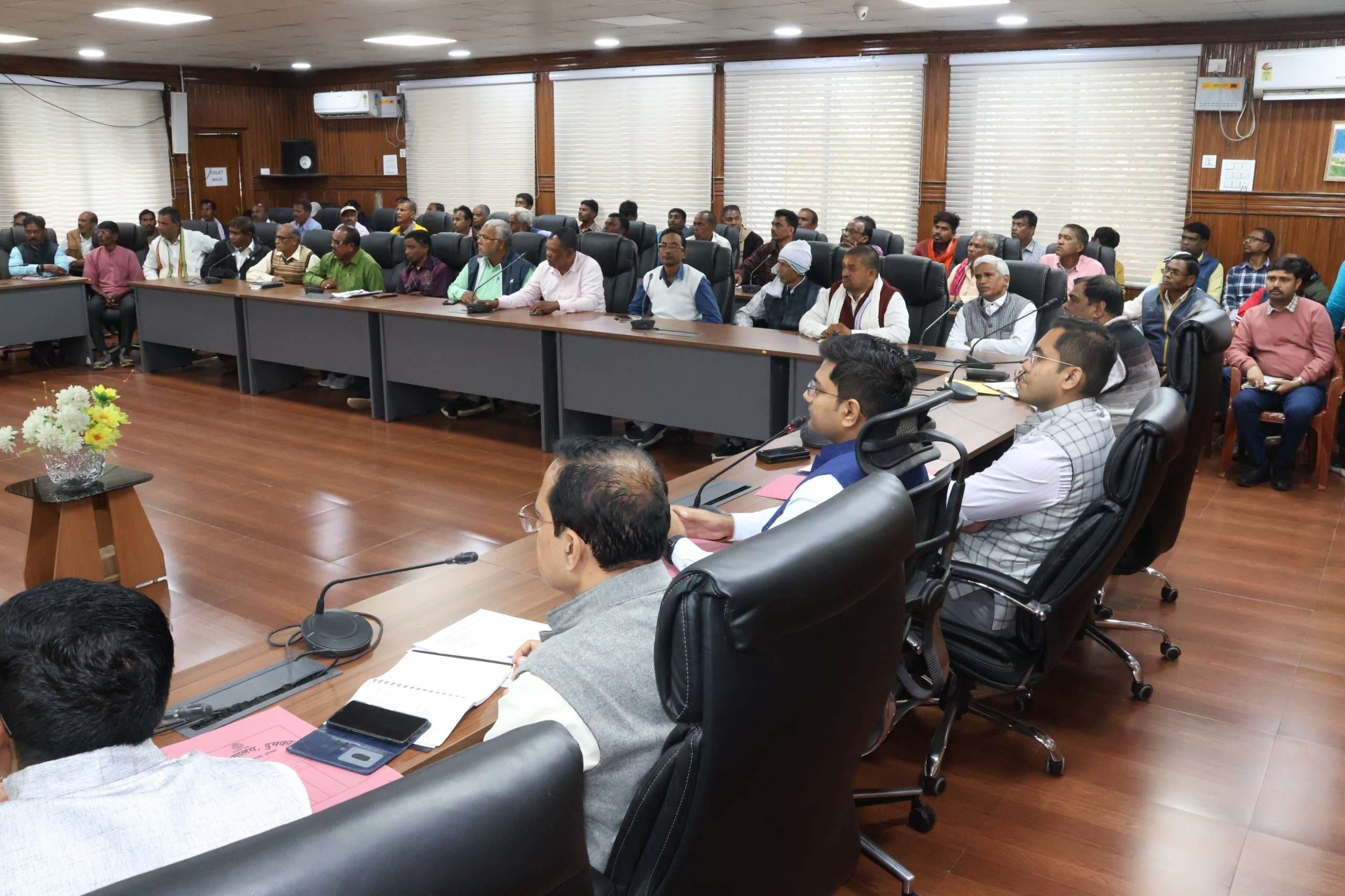 राजस्व से संबंधित लंबित मामलों का जल्द करें निबटारा : डीसी