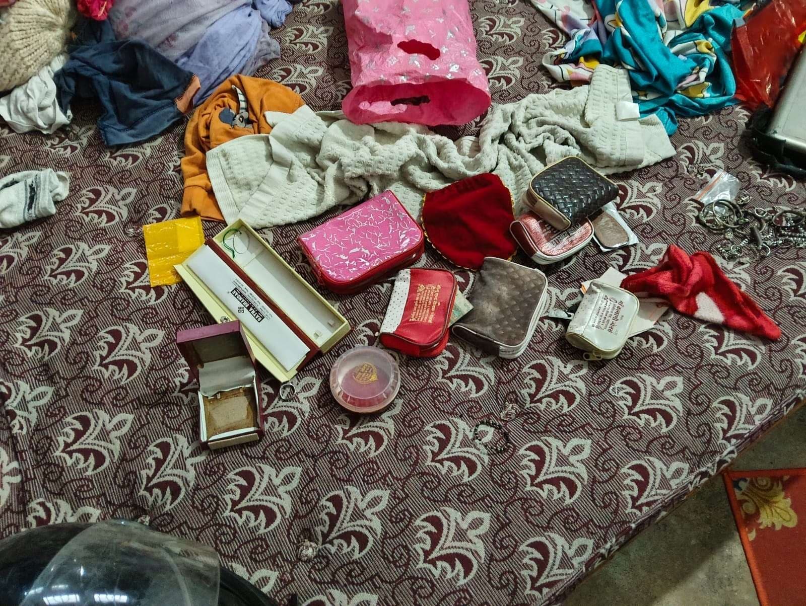 घर से लाखों रूपये के आभूषण की चोरी