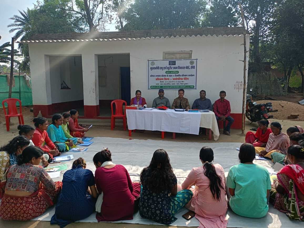 शिल्पियों को स्वरोजगार से जोड़ कर आय बढ़ाने पर दिया जोर