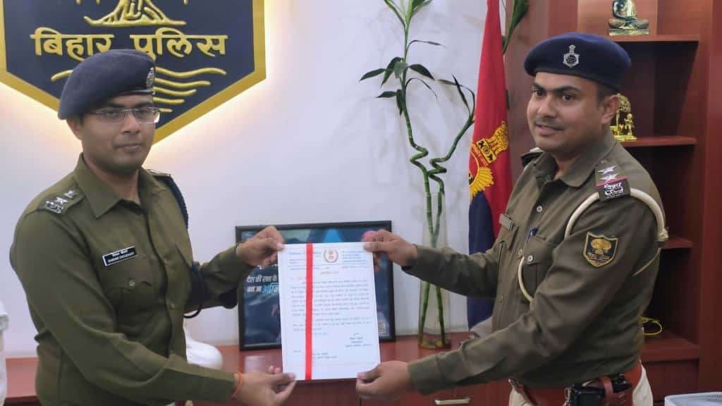 एसपी ने बलिया बेलौन थानाध्यक्ष को किया सम्मानित