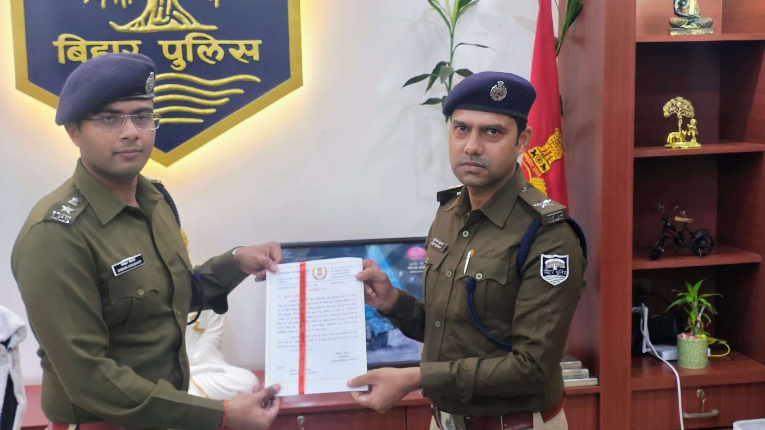 चुनाव शांतिपूर्वक संपन्न कराने पर कोढ़ा थानाध्यक्ष सम्मानित