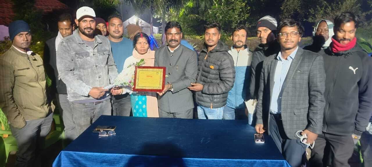 सीसीएलकर्मियों ने सेवानिवृत्त कमल मुंडा को किया सम्मानित