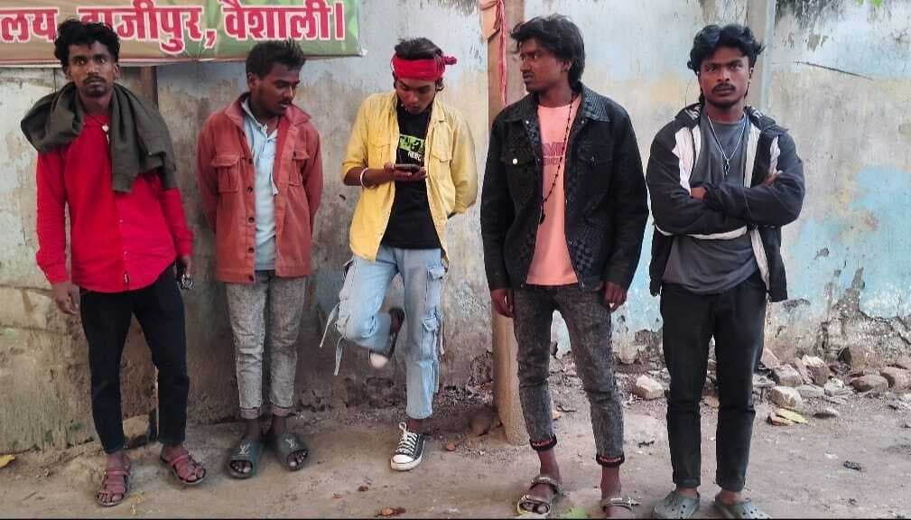 hajipur news. मोबाइल छिनतई के दौरान ट्रेन से गिरकर यात्री की मौत