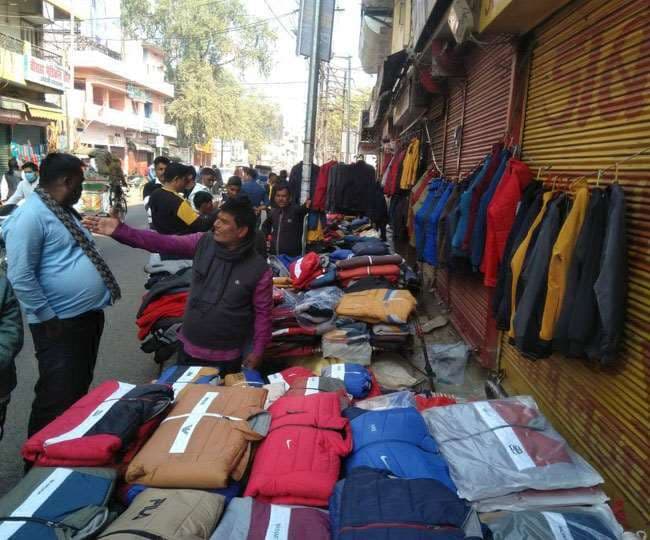 सर्दी आते ही बाजारों में बिकने लगे गर्म कपड़े, स्टाइलिश कपड़ों की है ज्यादा डिमांड