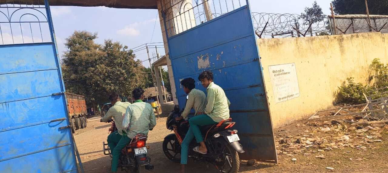 नाबालिग के हाथों में बाइक की चाबी, बढ़ रहे सड़क हादसे