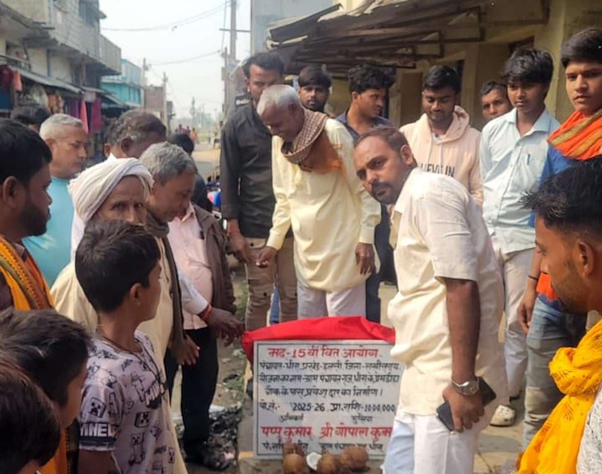 मुखिया ने धीरा गांव के प्रवेश द्वार का किया शिलान्यास