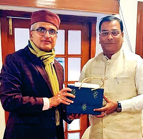 Arah News : डॉ भवेश ने लबसना में भारतीय अधिकारियों के साथ किया संवाद