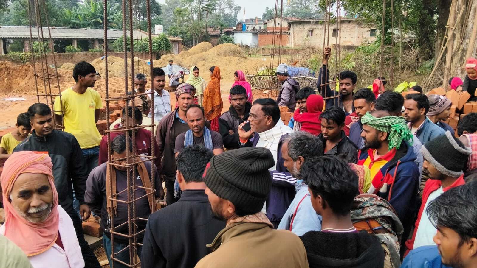 Giridih News: वन विभाग ने नव निर्मित मकान की दीवार गिराया, आक्रोश