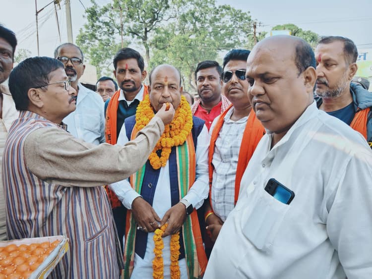 Madhubani News : अरूण शंकर प्रसाद के मंत्री मंडल में शामिल किये जाने पर बांटी मिठाई