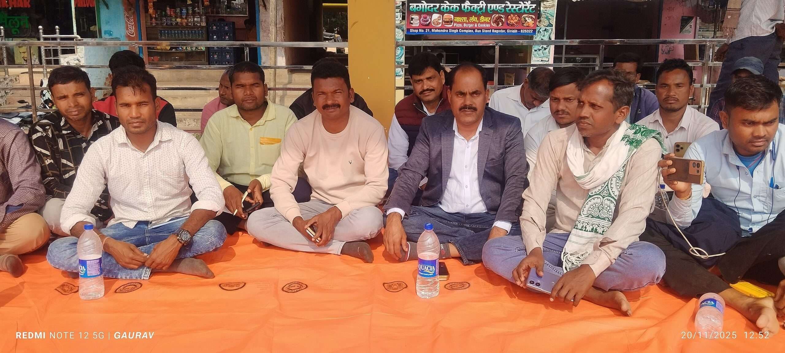 Giridih News: मांगों के समर्थन में जेएलकेएम ने दिया धरना