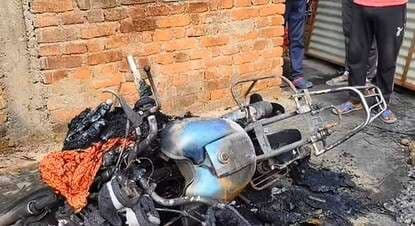 पथरगामा में अज्ञात ने बाइक में लगायी आग, जलकर स्वाहा