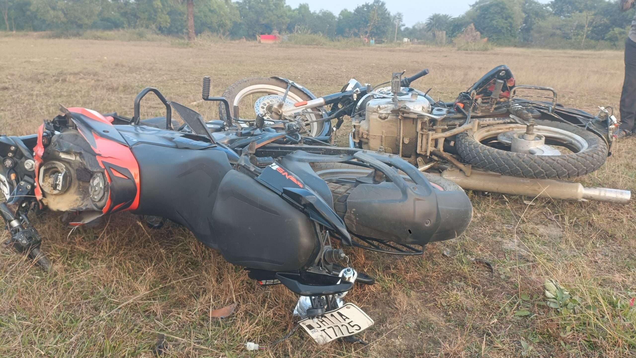 Giridih News :जमीन विवाद में दो पक्षों में संघर्ष, चले गोली व पेट्रोल बम, पत्थरबाजी से मची अफरातफरी