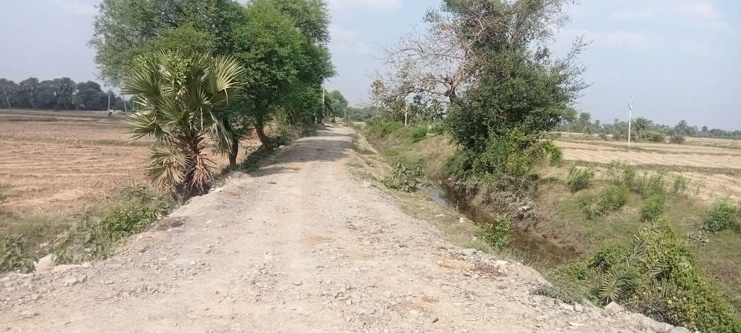 जर्जर सड़कें ग्रामीणों के लिए बनी खतरे की वजह