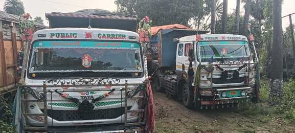 हंसडीहा-भागलपुर मार्ग पर पकड़ा गया तीन ओवरलोड गिट्टी लदा हाइवा