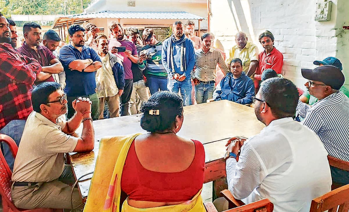 Rourkela News: दुकानदारों ने आइओडब्ल्यू-1 कार्यालय का किया घेराव