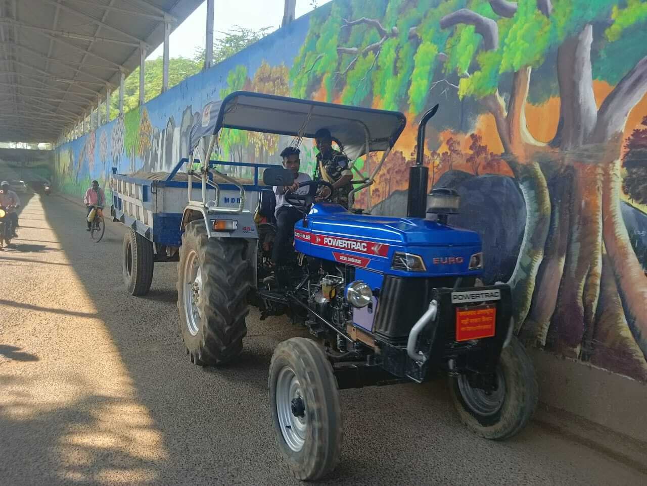 East Singhbhum News : चाकुलिया से बालू लदा ट्रैक्टर जब्त