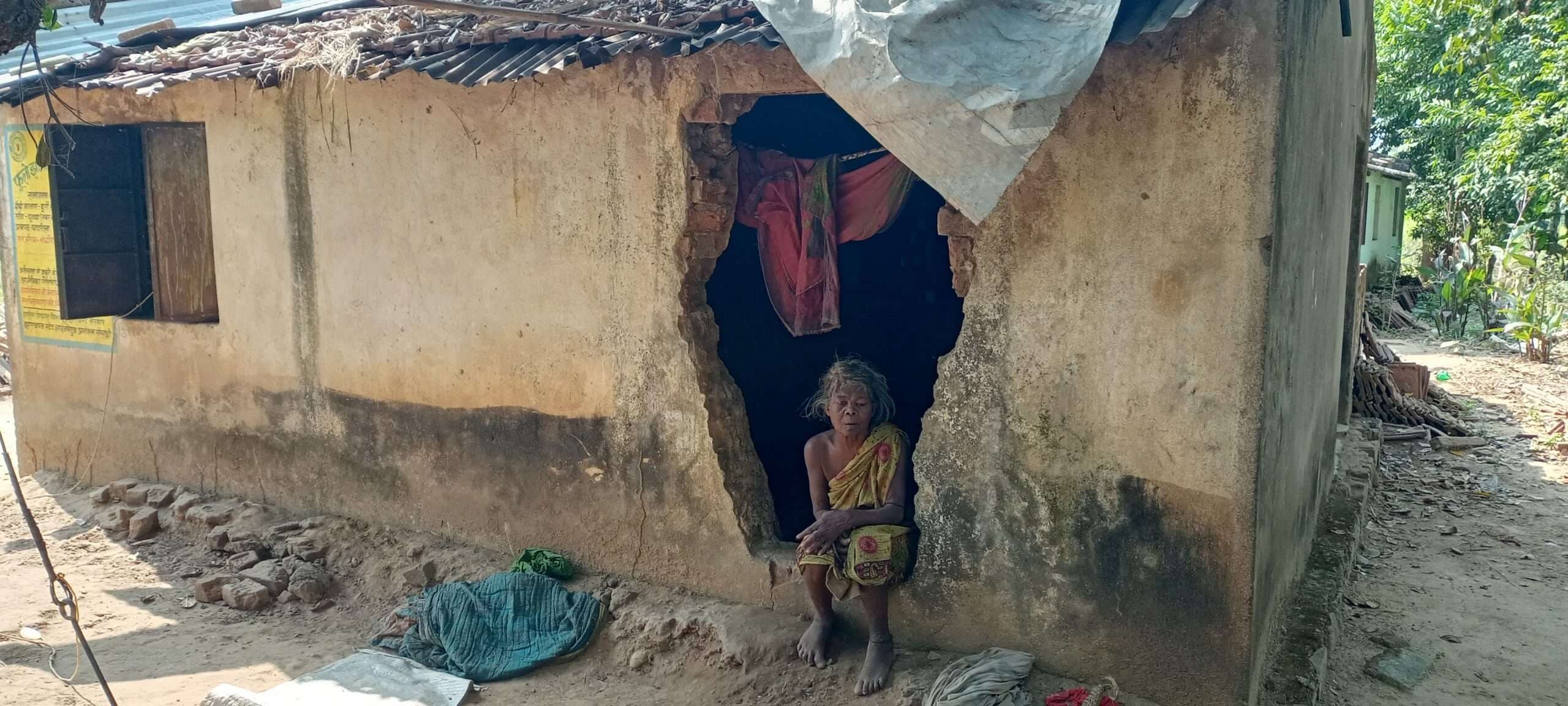 East Singhbhum News : आवास योजना की राशि लेकर बिचौलिया फरार, जर्जर घरों में रहे रहे सबर