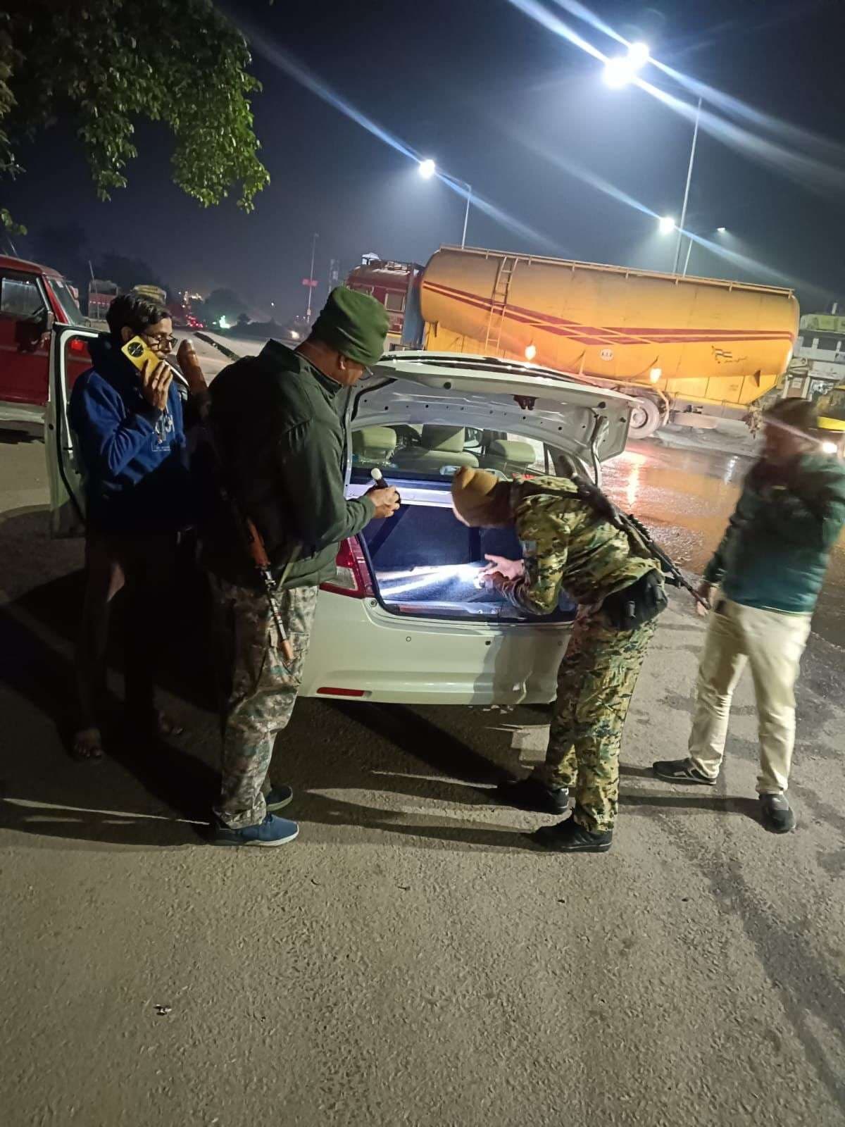 Dhanbad News: सार्वजनिक स्थलों पर शराबखोरी पर कड़ी कार्रवाई, पुलिस ने 103 लोगों को पकड़ा