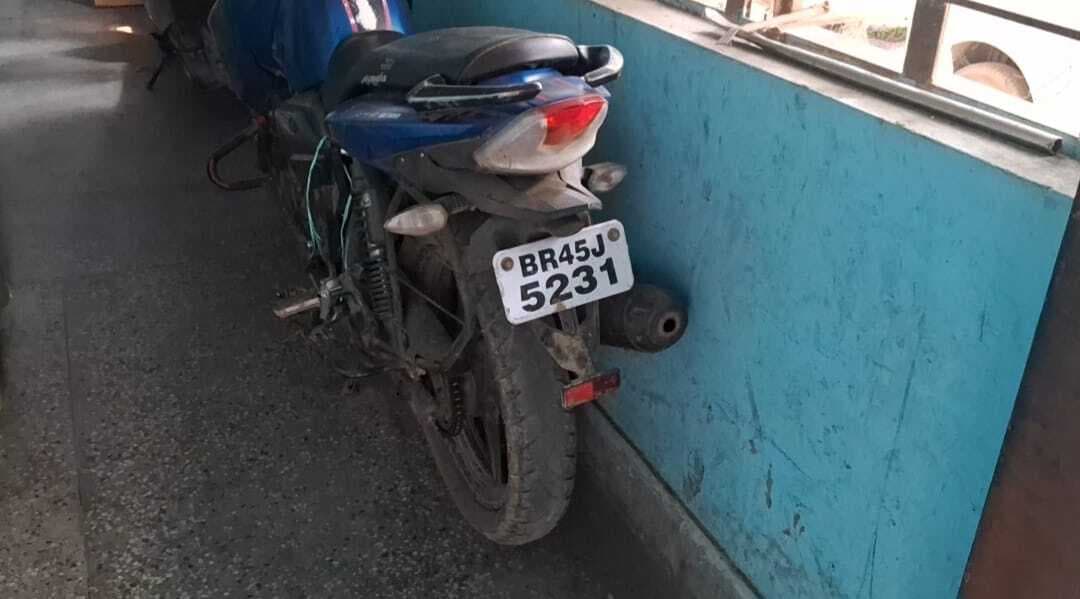 29.5 लीटर शराब सहित बाइक जब्त, चालक फरार