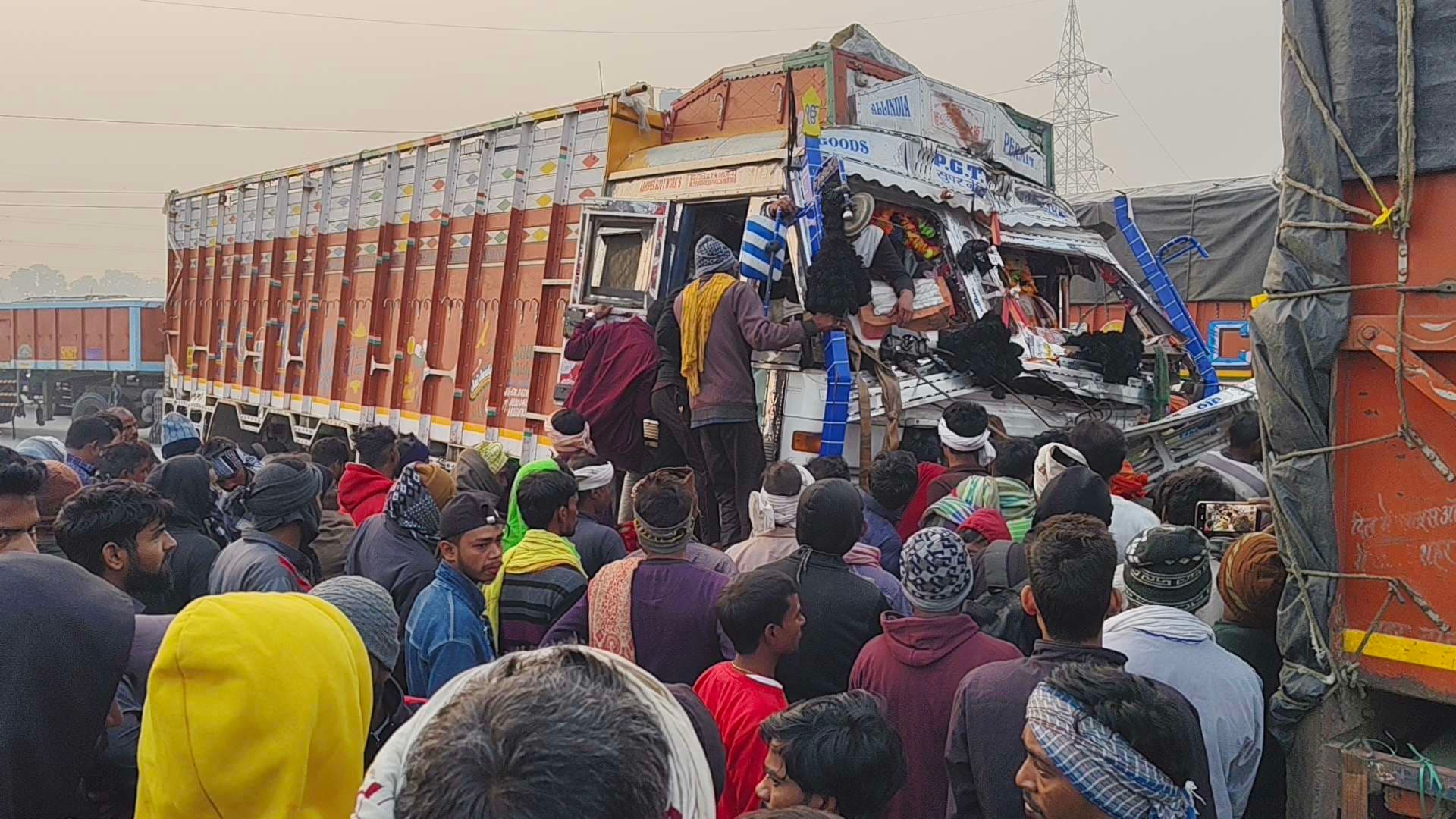 शेरघाटी में जीटी रोड पर ट्रकों की टक्कर, चालक-खलासी घायल