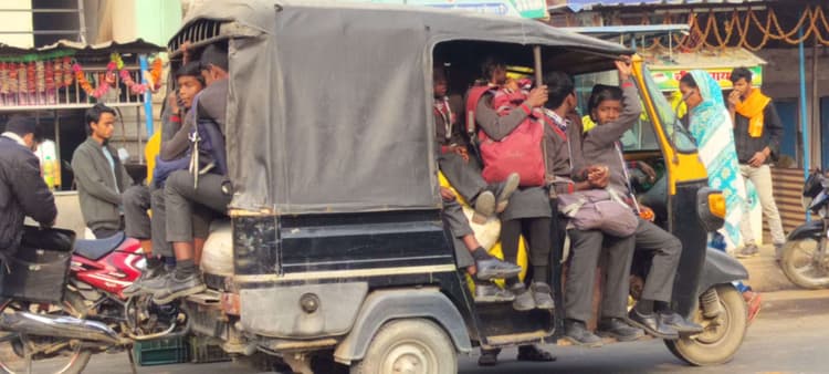 भेड़-बकरियों की तरह ऑटो में स्कूल जा रहे बच्चे, प्रशासन मौन