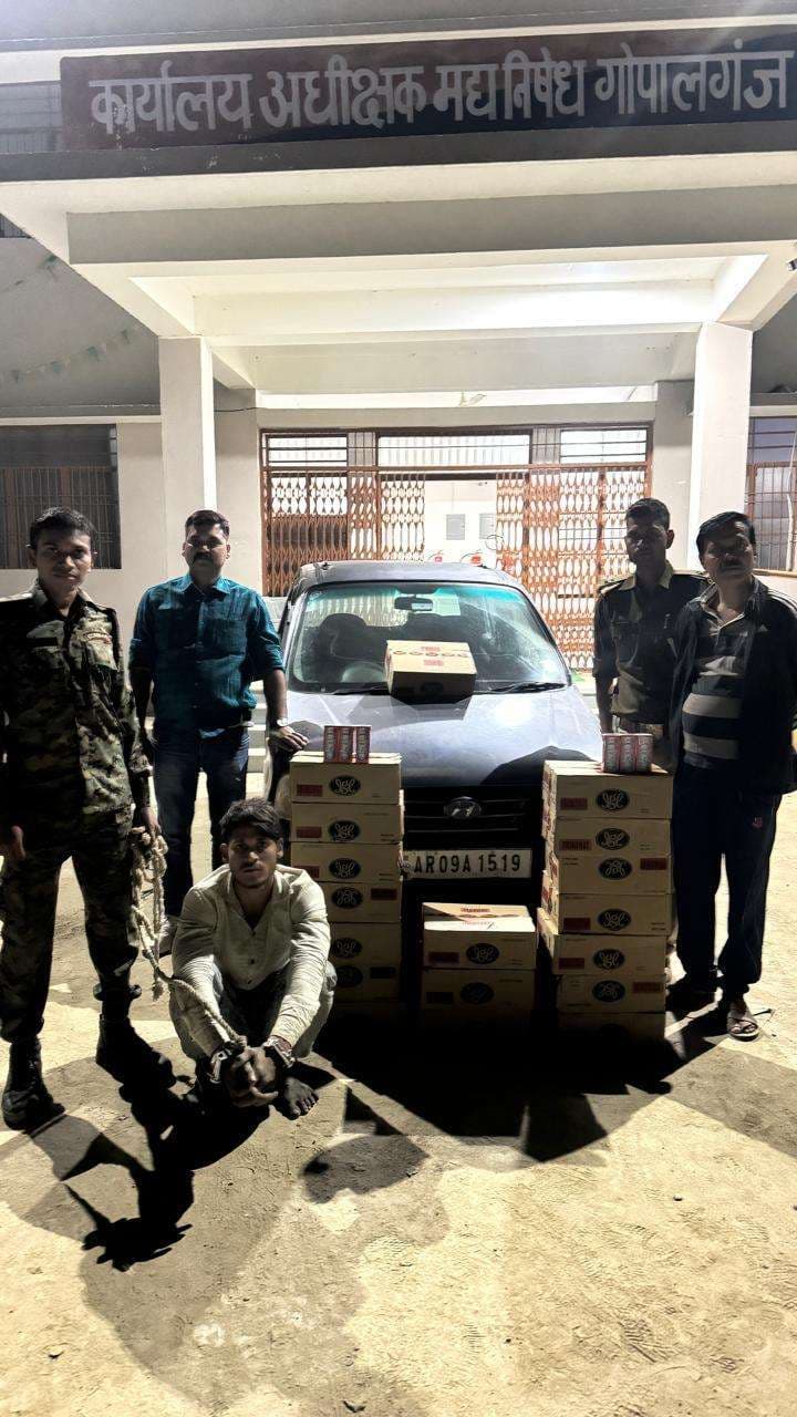 18 कार्टन देसी शराब के साथ कार सवार तस्कर गिरफ्तार