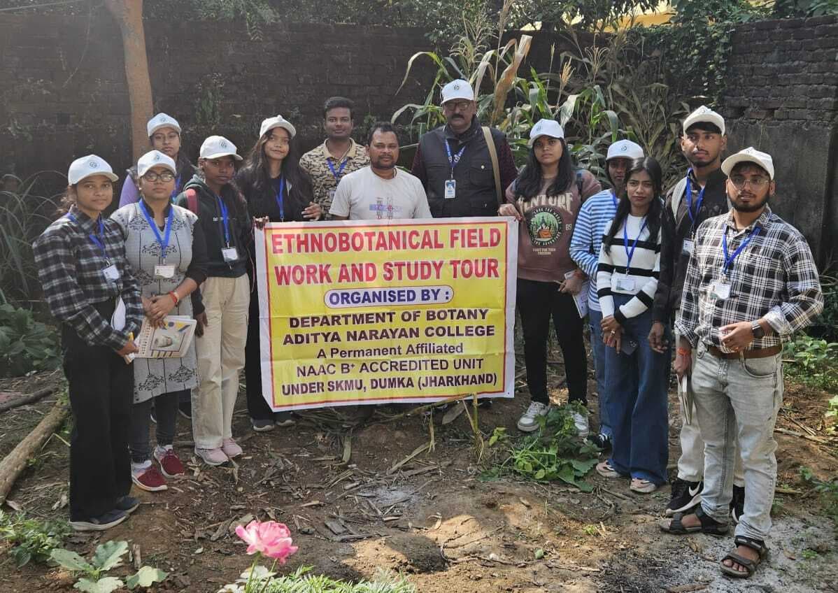 प्रशिक्षुओं ने किया जड़ी-बूटी चिकित्सा केंद्र का भ्रमण