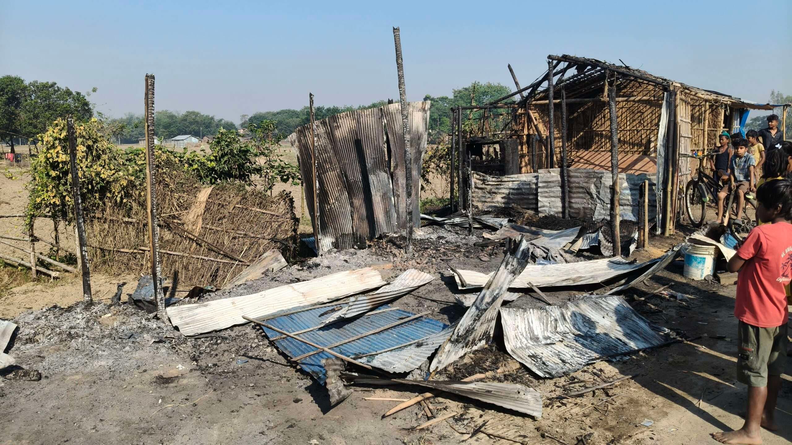 अगलगी में चार दुकानें जलकर नष्ट