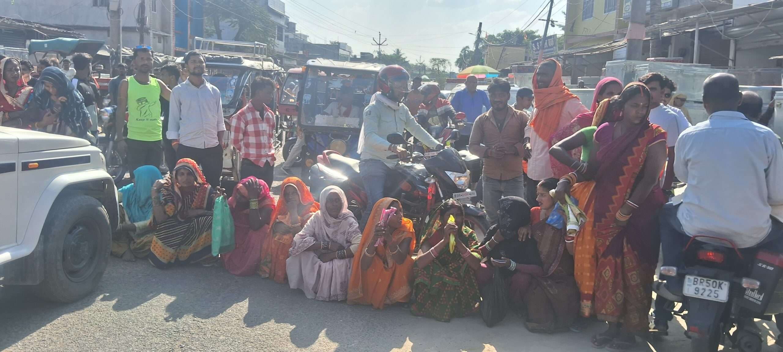 लोन दिलाने के नाम पर करोड़ों की ठगी, गुस्साए लोगों ने सड़क जाम कर किया विरोध